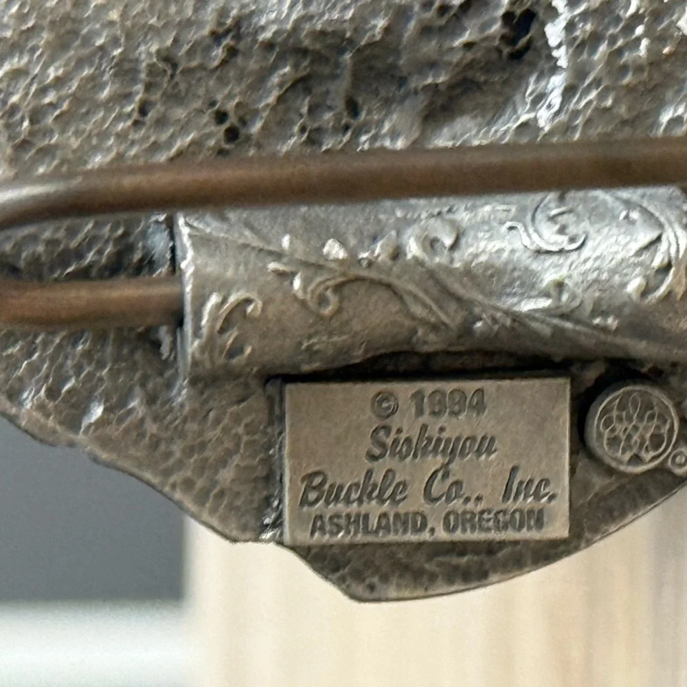 Siskiyou Buckle Co 1994 Pewter Howling Wolf and Feather 3” Belt Buckle - Picture 5 of 7